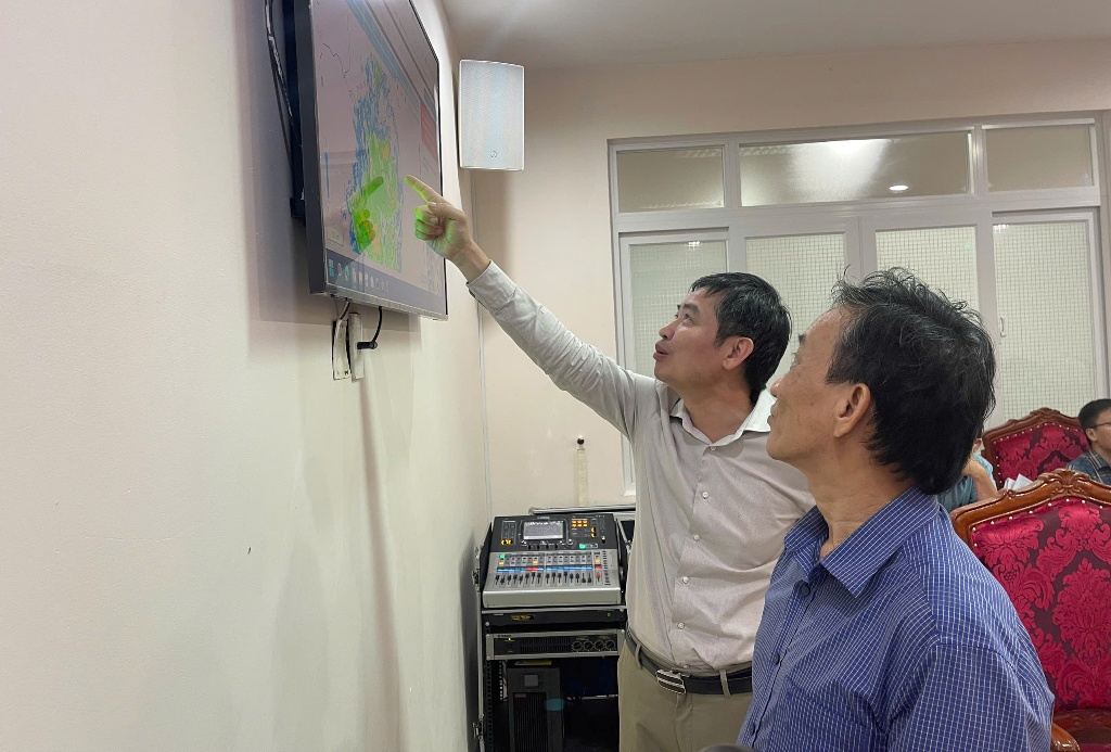 Chủ tịch UBND tỉnh Tạ Anh Tuấn chỉ đạo tập trung toàn lực cứu dân vùng lũ và khu vực nhà sập